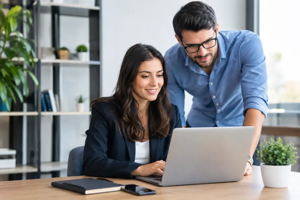 Equipo administrativo revisando inventario, respaldos y prioridades de TI para una pyme