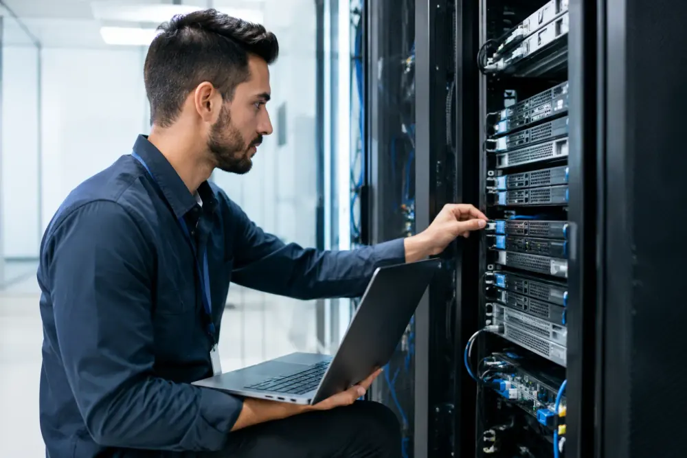 Responsables de una empresa revisando un plan de mantenimiento tecnológico para equipos, red y servicios de TI